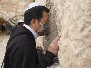 Umat Yahudi Ortodoks Gelar Doa Bersama untuk Pasien Corona