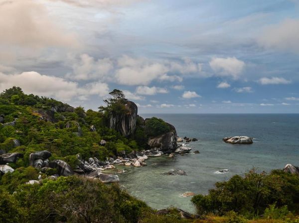 Tanjung Senubing, Pemandangan Batuan yang Indah di Natuna