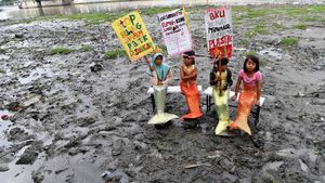 Aksi Duyung Cilik Tolak Buang Sampah di Sungai