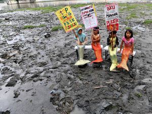Aksi Duyung Cilik Tolak Buang Sampah di Sungai