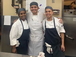 Salut! Chef Renzky Kurniawan Ikut Siapkan Makanan Oscar 2020