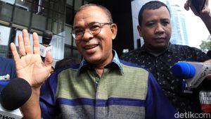 Lambaian Tangan Yosef Badeoda Usai Diperiksa KPK Soal Kasus Nurhadi