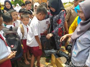 Satu Bulan Terendam Banjir, Ratusan Siswa Ini Senang Dapat Sepatu Bot