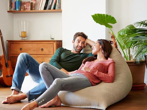 4 Posisi Bercinta di Sofa yang Menjanjikan Kenikmatan Dahsyat