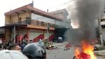 Penampakan Motor Terbakar Saat Bentrok Bonek Vs Aremania
