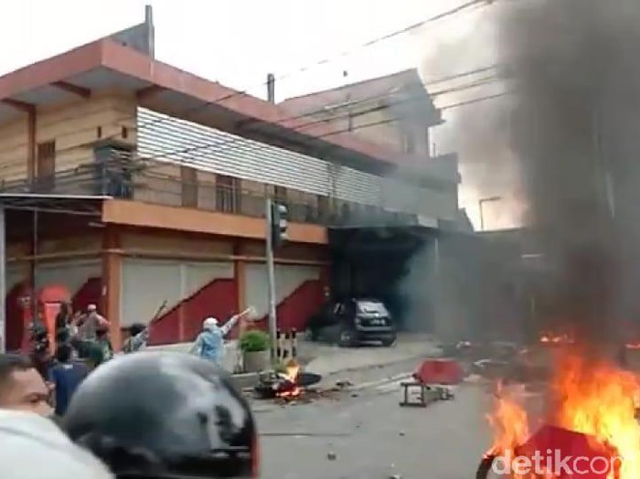 Bentrok antara massa Bonek dengan massa Aremania terjadi di kawasan Blitar, Jatim. Sejumlah motor hangus terbakar akibat bentrok itu.