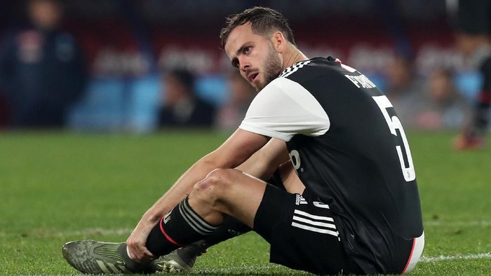 NAPLES, ITALY - JANUARY 26: Miralem Pjanic of Juventus injured during the Serie A match between SSC Napoli and  Juventus at Stadio San Paolo on January 26, 2020 in Naples, Italy. (Photo by Francesco Pecoraro/Getty Images)