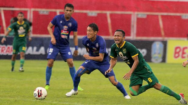 PERSEBAYA KALAHKAN AREMA FC 4-2 Pemain Arema FC Oh In Kyun (tengah) berebut bola dengan pemain Persebaya Oktavianus Vernando pada laga semi final Piala Gubernur Jawa Timur yang digelar tanpa penonton di Stadion Gelora Soeprijadi, Blitar, Jawa Timur, Selasa (18/2/2020). Persebaya menang dengan skor 4-2 dan memastikan lolos ke partai final melawan Persija Jakarta. ANTARA FOTO/Irfan Anshori/aww.