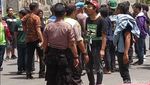 Penampakan Motor Terbakar Saat Bentrok Bonek Vs Aremania