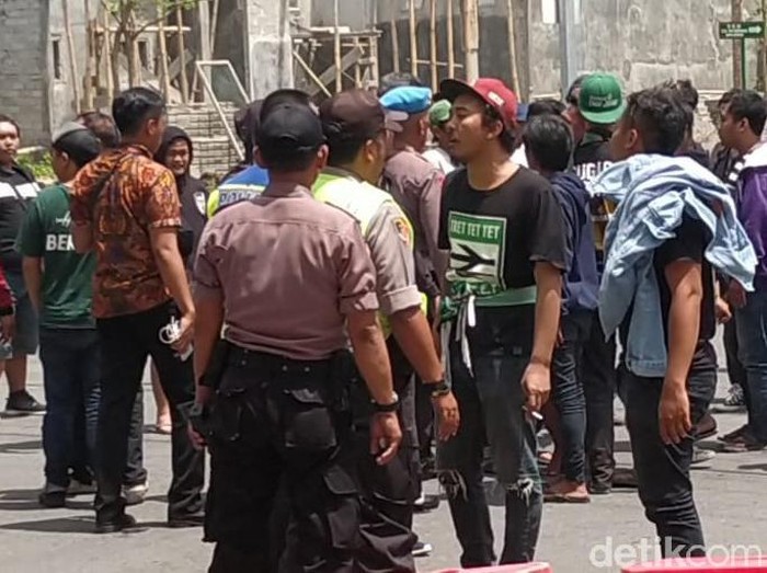 Bentrok antara massa Bonek dengan massa Aremania terjadi di kawasan Blitar, Jatim. Sejumlah motor hangus terbakar akibat bentrok itu.