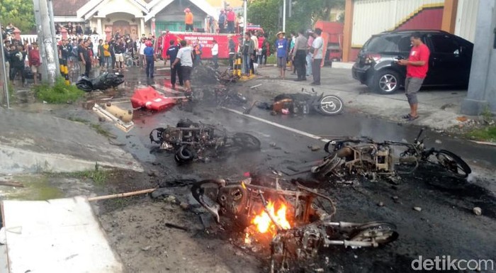 Bentrok antara massa Bonek dengan massa Aremania terjadi di kawasan Blitar, Jatim. Sejumlah motor hangus terbakar akibat bentrok itu.