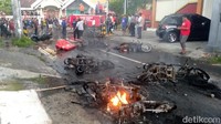 Ricuh terjadi antara massa Bonek dengan massa Aremania di Blitar, Jawa Timur, Selasa (18/2/2020). Sejumlah motor pun hangus terbakar akibat bentrok tersebut.