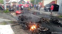Penampakan Motor Terbakar Saat Bentrok Bonek Vs Aremania