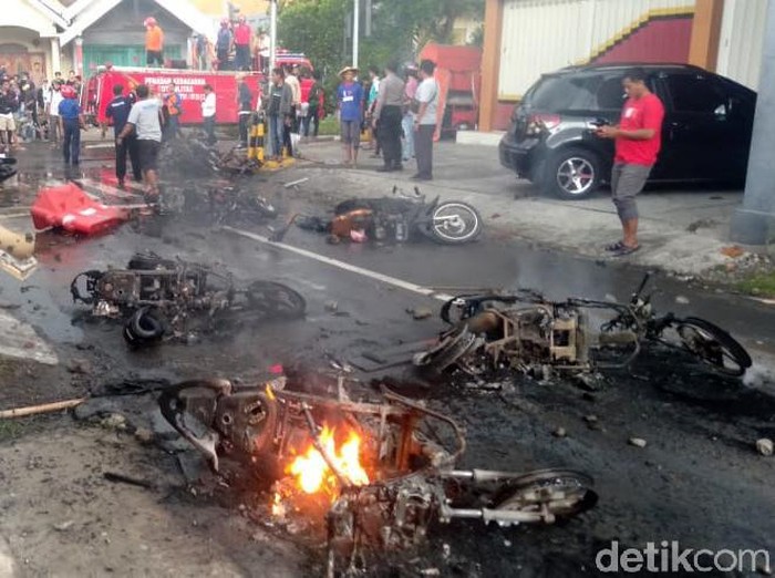 Bentrok antara massa Bonek dengan massa Aremania terjadi di kawasan Blitar, Jatim. Sejumlah motor hangus terbakar akibat bentrok itu.