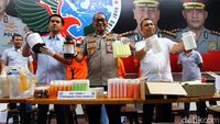 Polisi Gelar Barbuk Penggerebekan Pabrik Kosmetik Ilegal di Depok