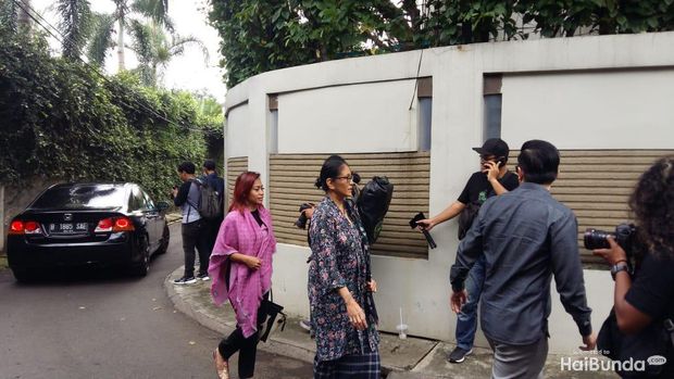 Jajang C Noer di rumah duka BCL