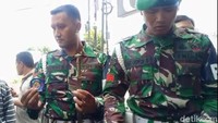 Sebelumnya, polisi juga sempat mengamankan seorang suporter yang kedapatan membawa senjata tajam. Walaupun membawa atribut Arema, ternyata pemuda itu mengaku suporter Persebaya Surabaya. Petugas gabungan TNI dan polisi kemudian mengamankan pemuda tersebut.