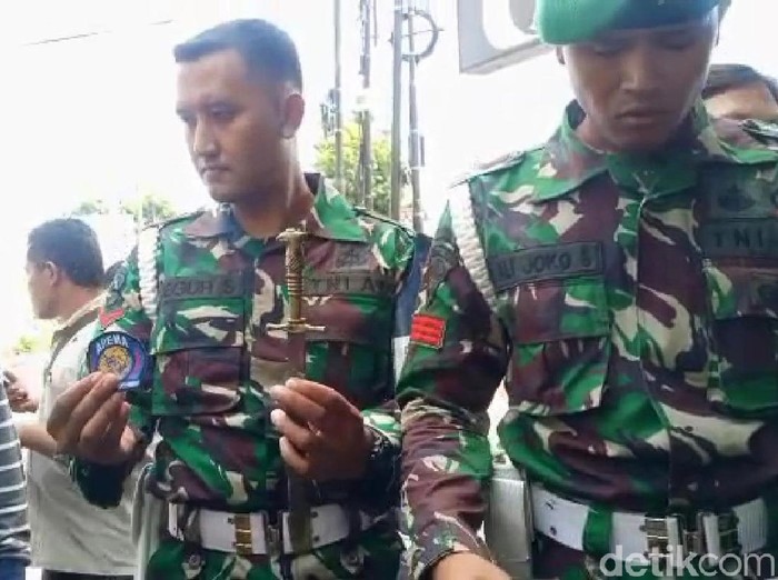 Bentrok antara massa Bonek dengan massa Aremania terjadi di kawasan Blitar, Jatim. Sejumlah motor hangus terbakar akibat bentrok itu.