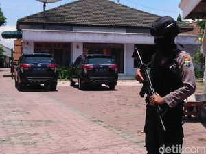 Setelah Gedung Dewan, KPK Geledah Rumah Anggota DPRD Tulungagung Setelah Gedung Dewan, KPK Geledah Rumah Anggota DPRD Tulungagung