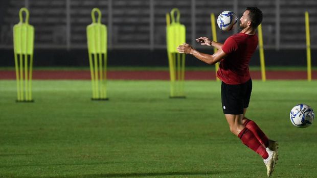 Pesepak bola Tim Nasional Indonesia Ilija �Spaso' Spasojevic berlatih di Stadion Madya, Senayan, Jakarta, Senin (17/2/2020). Pelatih asal Korea Selatan Shin Tae-yong memusatkan materi latihan untuk kekuatan fisik para pemain Timnas. ANTARA FOTO/Puspa Perwitasari/wsj.