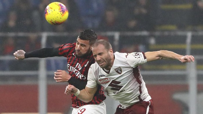 MILAN, ITALY - FEBRUARY 17:  Theo Hernandez of AC Milan competes for the ball with Lorenzo De Silvestri of Torino FC during the Serie A match between AC Milan and Torino FC at Stadio Giuseppe Meazza on February 17, 2020 in Milan, Italy.  (Photo by Marco Luzzani/Getty Images)
