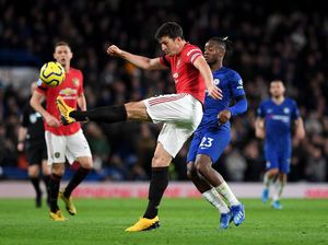Kontroversi Maguire: Tendang Selangkangan Batshuayi, Tak Dihukum Wasit