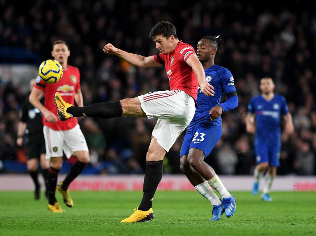 Kontroversi Maguire: Tendang Selangkangan Batshuayi, Tak Dihukum Wasit Kontroversi Maguire: Tendang Selangkangan Batshuayi, Tak Dihukum Wasit