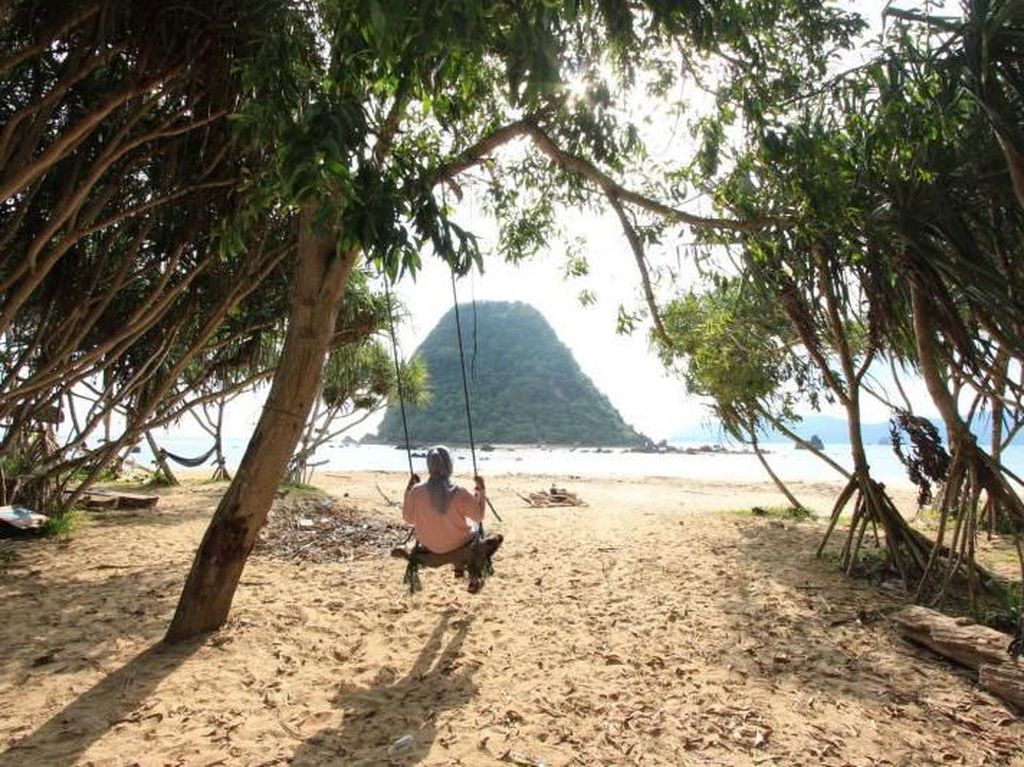 Begini Keindahan Pantai Pulau Merah di Banyuwangi Begini Keindahan Pantai Pulau Merah di Banyuwangi