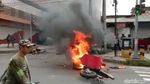 Penampakan Motor Terbakar Saat Bentrok Bonek Vs Aremania