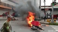 Aksi itu merembet dengan membakar beberapa sepeda motor dan sebuah mobil.