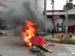 Aksi itu merembet dengan membakar beberapa sepeda motor dan sebuah mobil.