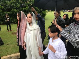 Jenazah Ashraf Sinclair Tiba di San Diego Hills, BCL Setia Mendampingi Jenazah Ashraf Sinclair Tiba di San Diego Hills, BCL Setia Mendampingi