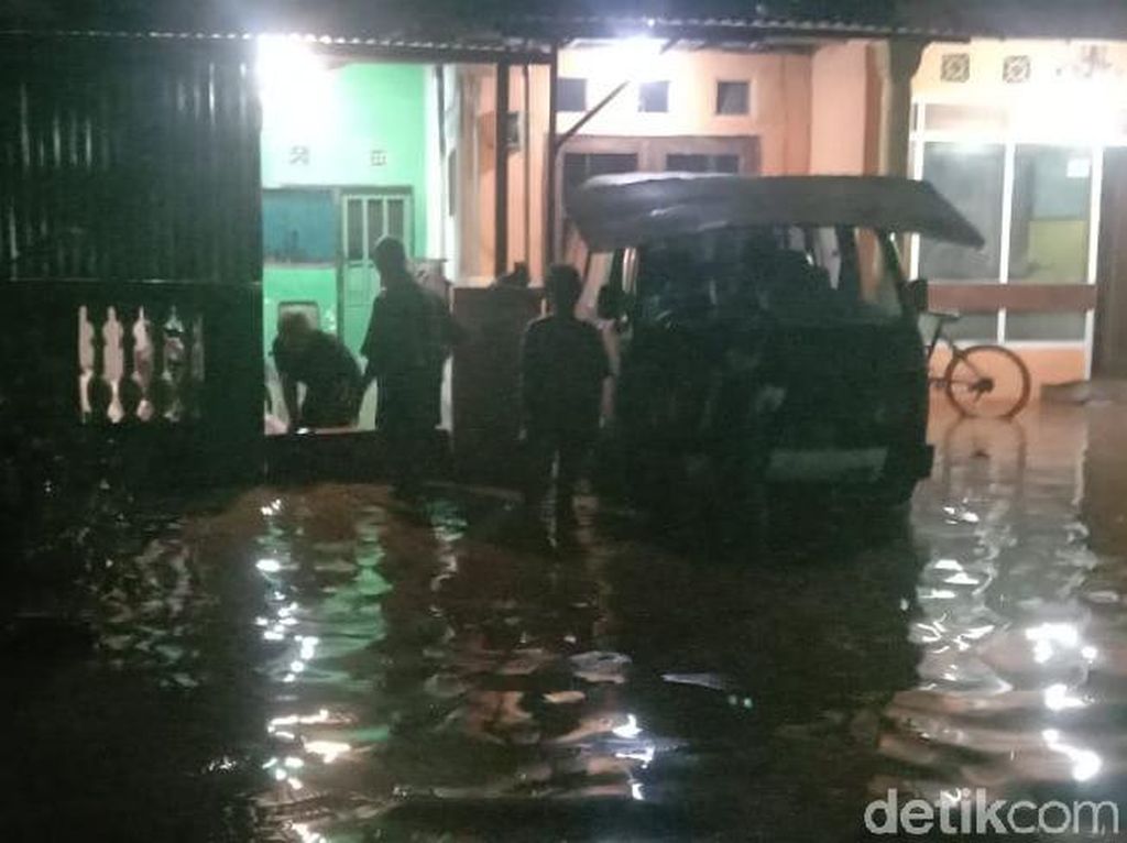 Hujan Deras Bikin Sungai di Probolinggo Meluap, Dua Dusun Kebanjiran Hujan Deras Bikin Sungai di Probolinggo Meluap, Dua Dusun Kebanjiran