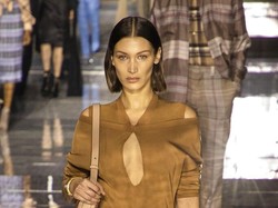 Bella Hadid Pakai Masker Emas 24 Karat Jelang Fashion Show Burberry