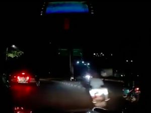Duh! Aksi Nekat Pemotor Ini Bikin Pengendara Lain Elus Dada