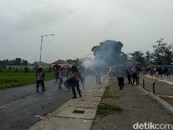Massa Bonek Bentrok dengan Aremania, Polisi Bubarkan dengan Gas Air Mata