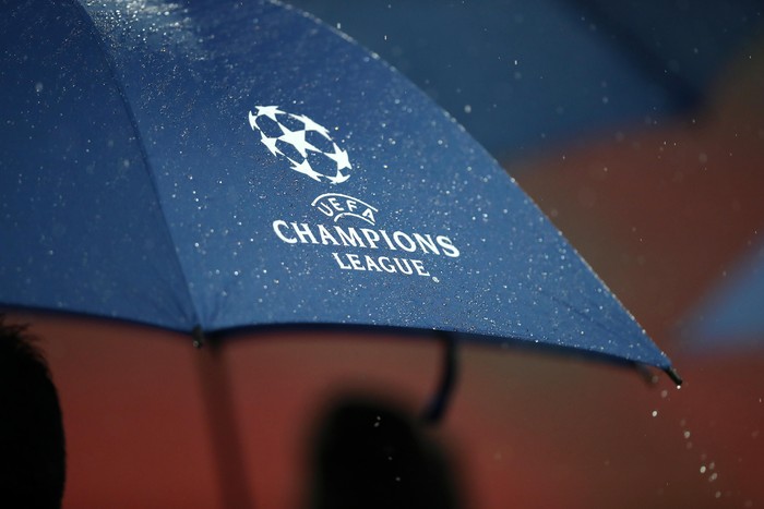 Logo Liga Champions LONDON, ENGLAND - NOVEMBER 27: Rain is seen on Champions League logo on an umbrella ahead of an Inter Milan press conference at Wembley Stadium on November 27, 2018 in London, England. (Photo by Julian Finney/Getty Images)