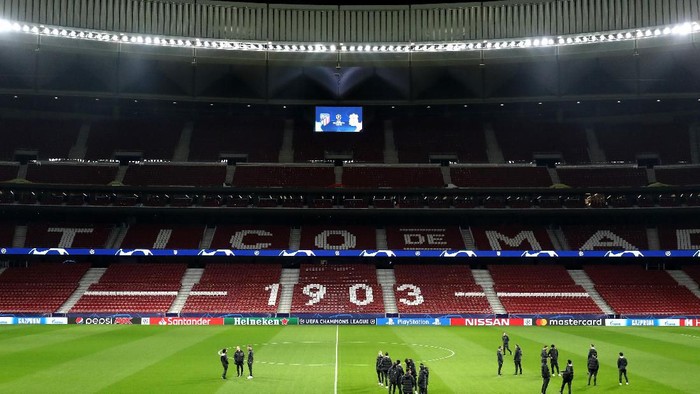 MADRID, SPAIN - FEBRUARY 17: A general view as Liverpool players walk around the pitch prior to a press conference at Wanda Metropolitano on February 17, 2020 in Madrid, Spain. (Photo by Angel Martinez/Getty Images)