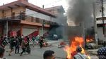 Penampakan Motor Terbakar Saat Bentrok Bonek Vs Aremania