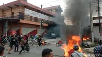 Tindakan polisi rupanya memicu emosi suporter yang terkonsentrasi di wilayah itu. Mereka melampiaskan emosi dengan membakar ban di tengah jalan.
