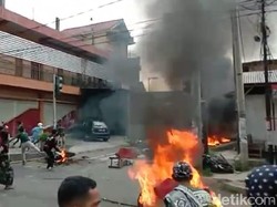 Tindakan polisi rupanya memicu emosi suporter yang terkonsentrasi di wilayah itu. Mereka melampiaskan emosi dengan membakar ban di tengah jalan.
