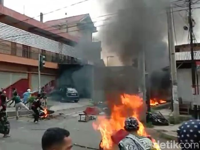 Bentrok antara massa Bonek dengan massa Aremania terjadi di kawasan Blitar, Jatim. Sejumlah motor hangus terbakar akibat bentrok itu.