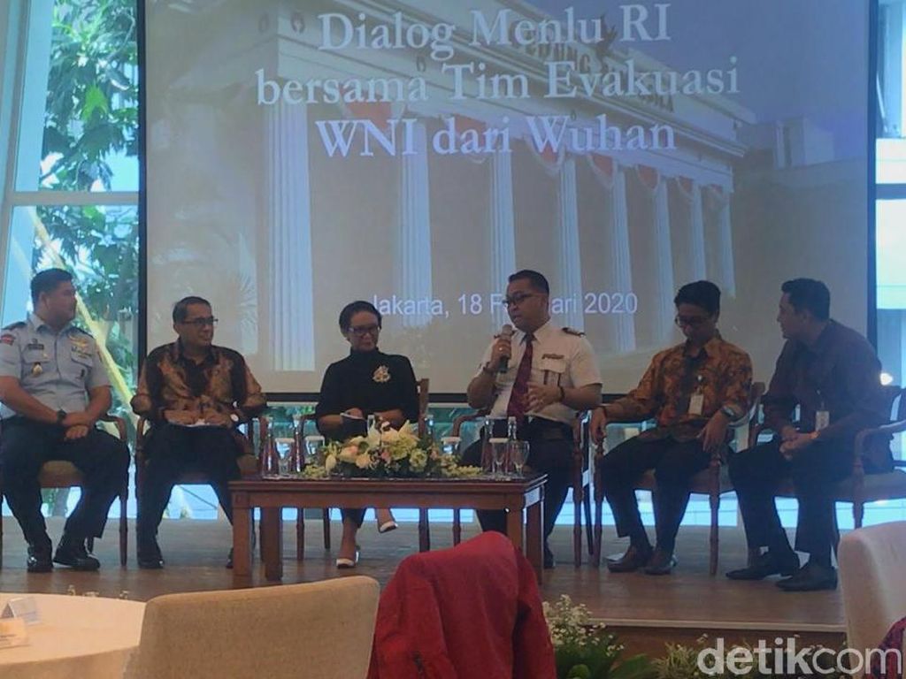 Momen Haru Pilot Batik Evakuasi WNI dari Wuhan: Ayo Mulih Rek, We Love You Momen Haru Pilot Batik Evakuasi WNI dari Wuhan: Ayo Mulih Rek, We Love You