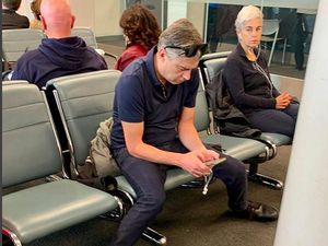 Ya Ampun! Traveler Ini Duduk Ngangkang Habiskan 3 Kursi di Bandara