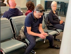 Ya Ampun! Traveler Ini Duduk Ngangkang Habiskan 3 Kursi di Bandara