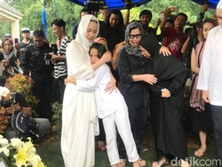 Kembali dari Pemakaman Ashraf, BCL Disambut Pelukan Rekan Artis