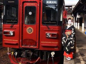 Naik Kereta Dilayani Geisha, Bisa!