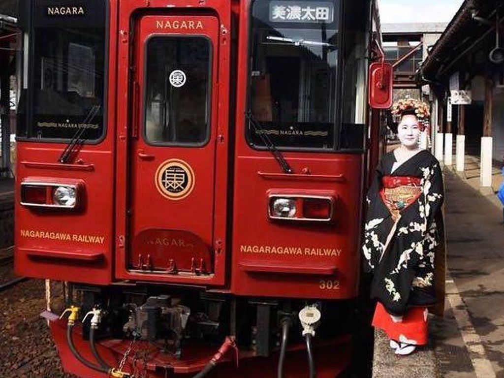 Naik Kereta Dilayani Geisha, Bisa! Naik Kereta Dilayani Geisha, Bisa!
