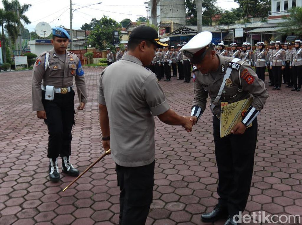 Polantas Bekuk 2 Pelaku Curanmor di Bandung Diganjar Penghargaan Polantas Bekuk 2 Pelaku Curanmor di Bandung Diganjar Penghargaan