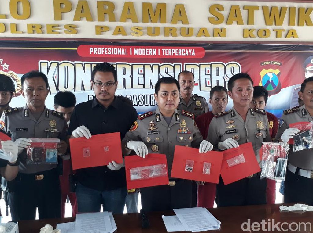 Amankan Bandar Sabu, Polisi Diteriaki Maling dan Dilempar Batu Amankan Bandar Sabu, Polisi Diteriaki Maling dan Dilempar Batu